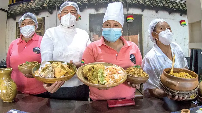 Participantes de la feria gastronómica muestran los platos tradicionales. GAMC