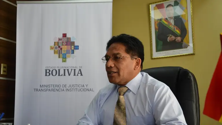 El viceministro de Defensa de los Derechos del Usuario y Consumidor, Jorge Silva, brinda una conferencia de prensa.