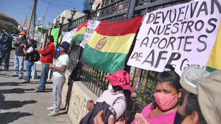 Una protesta por la devolución de los aportes de las AFPs en Cochabamba. DICO SOLÍS