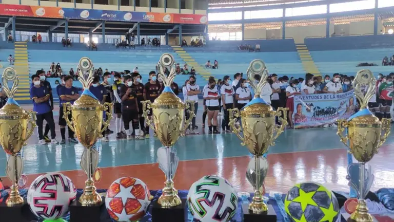 Los trofeos que recibirán los jóvenes indígenas que ganen el campeonato. GOBERNACIÓN