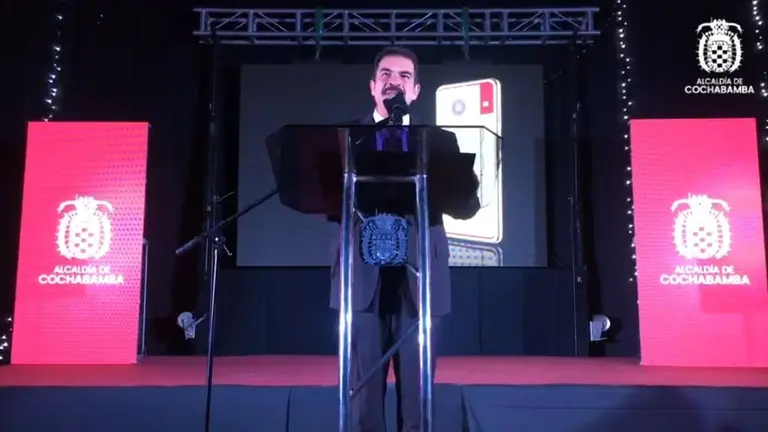 El alcalde de Cochabamba, Manfred Reyes Villa, en el acto de esta noche. Captura