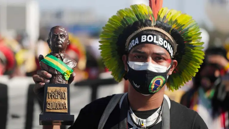 Indígenas de diversas etnias, estudiantes y sindicalistas participan de una concentración contra el gobierno del presidente de Brasil, Jair Bolsonaro, en las calles de Brasilia (Brasil). EFE
