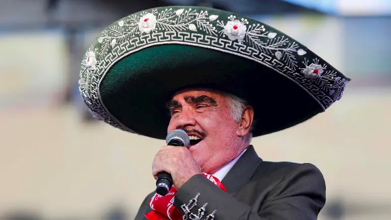 Fotografía de archivo fechada el 6 de octubre de 2019, que muestra al cantante mexicano Vicente Fernández durante un concierto en Guadalajara, Jalisco (México). EFE