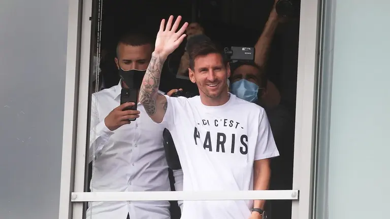 Lionel Messi saluda a la gente tras su llegada a París. EFE