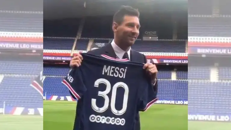 Messi sosteniendo la casaca n&uacute;mero 30 del PSG.