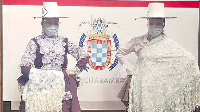 Dos mujeres con trajes típicos qhochalas en la  conferencia de prensa. GAMC