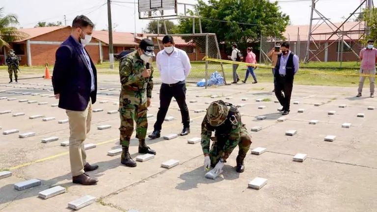 Los efectivos antinarcóticos exponen los paquetes de droga secuestrados en el operativo. MINISTERIO DE GOBIERNO