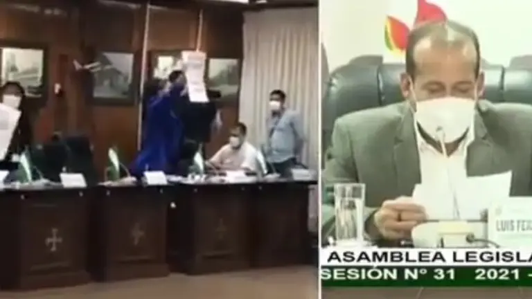 Asamble&iacute;stas muestran carteles mientras el gobernador Luis Fernando Camacho da su informe. CAPTURA