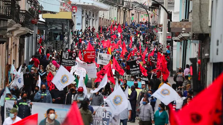 Manifestantes participan en una jornada de protestas hoy, en Quito (Ecuador). EFE