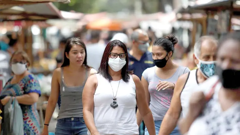 Un grupo de personas camina por la comunidad de San Isabel de Río de Janeiro, Brasil. EFE