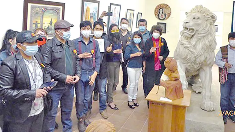 Diez de los 12 Artistas que participan de la exposición en la Casa Departamental de Culturas. SUSANA CASTILLO