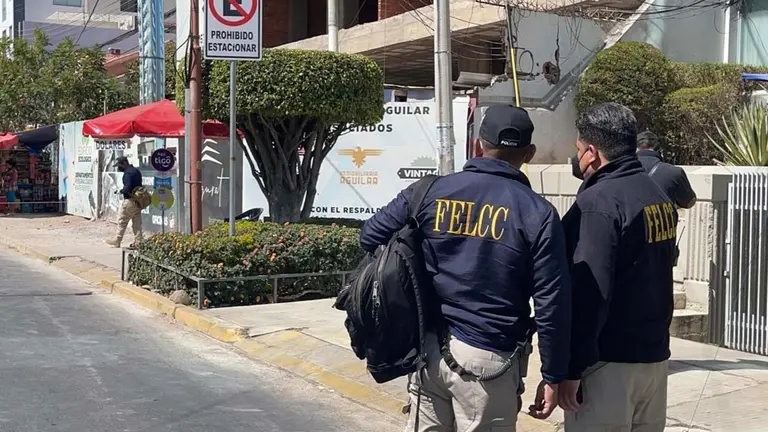La Policía procesa la escena del crimen en la avenida Ramón Rivero, el 26 de julio.  ALEJANDRO ORELLANA