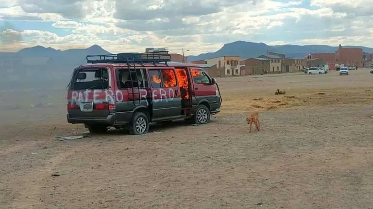El vehículo que fue quemado por los pobladores de Patacamaya. DETRÁS DE LA VERDAD ORURO