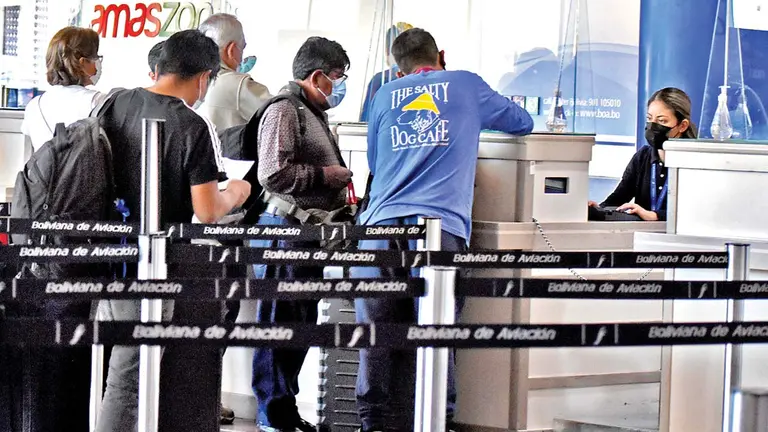 Pasajeros en el aeropuerto se registran antes de su salida. ARCHIVO