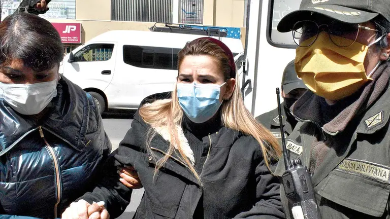 La exmandataria al salir del penal, ayer. APG