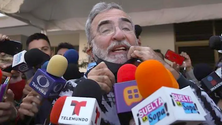 Vicente Fernández Jr, habla ante los medios de comunicación hoy, en el exterior del Hospital Country 2000, en Guadalajara, Jalisco (México). EFE