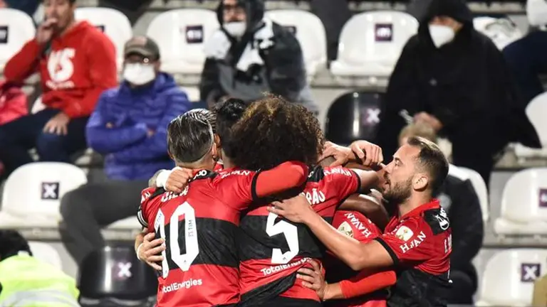 Durante el partido jugado en el estadio Manuel Ferreira, varios aficionados que estaban en las gradas insultaron con ofensas raciales a algunos de los jugadores del equipo carioca. EFE
