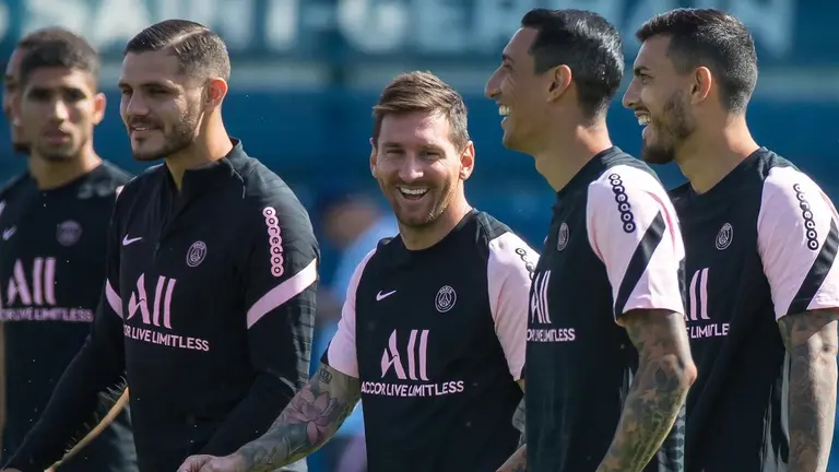 Lionel Messi (c), durante una práctica con el Paris Saint-Germain. EFE