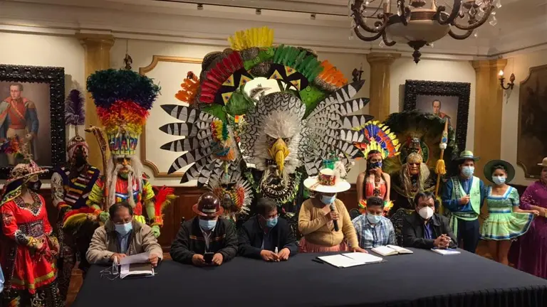 La ministra de Cultura, Sabina Orellana, junto al gobernador de Cochabamba, durante una conferencia de prensa.