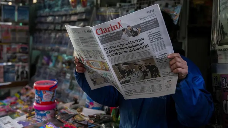La portada del periódico Clarín refleja en un kiosco bonaerense la foto filtrada del festejo presidencial del 2020. EFE