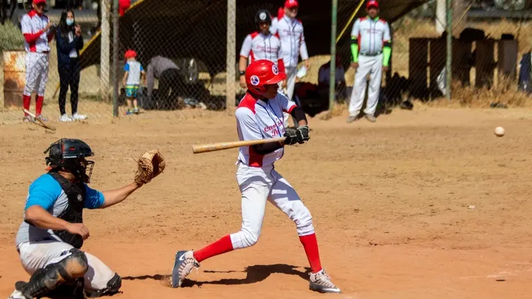 Una acción del torneo nacional de beisbol y softbol en Cochabamba. GAMC