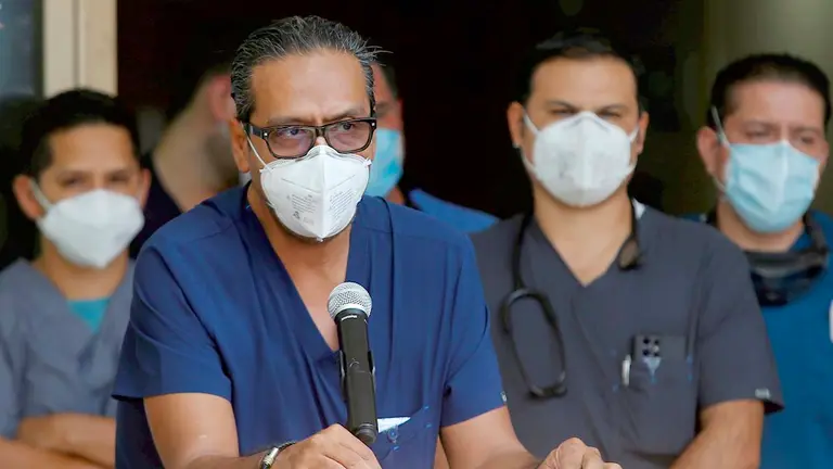 El neurocirujano Francisco López González da hoy junto al equipo médico un informe sobre el estado de salud del cantante mexicano Vicente Fernández, en el Hospital Country 2000 de Guadalajara, estado de Jalisco (México). EFE