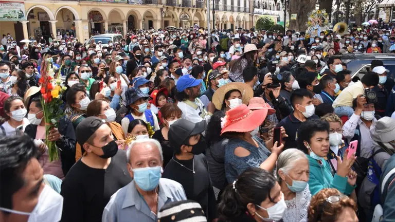 Personas, durante la procesi&oacute;n, este domingo. 