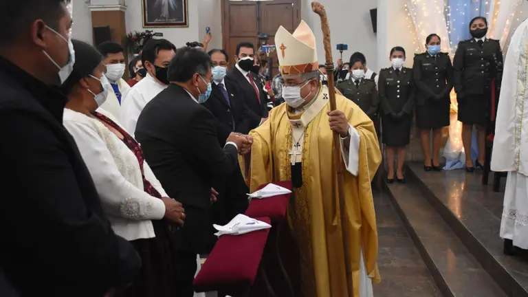 El gobernador, Humberto Sánchez, saluda a la mano a Monseñor Óscar Aparicio durante la misa.