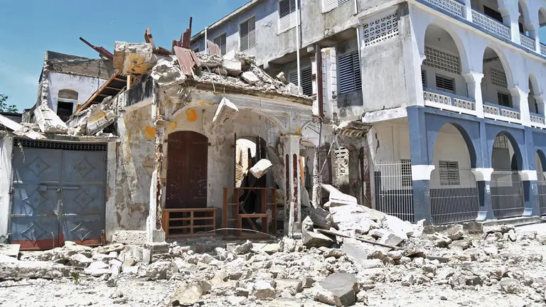 Vista de los daños en edificaciones por el terremoto en Haití. EFE