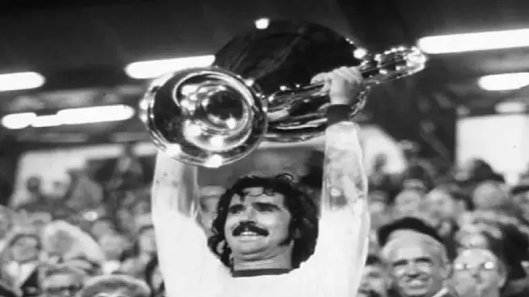 Gerd "Torpedo" M&uuml;ller, levantando un trofeo en su etapa de jugador. El germano falleci&oacute; ayer. Facebook Bayern M&uuml;nchen
