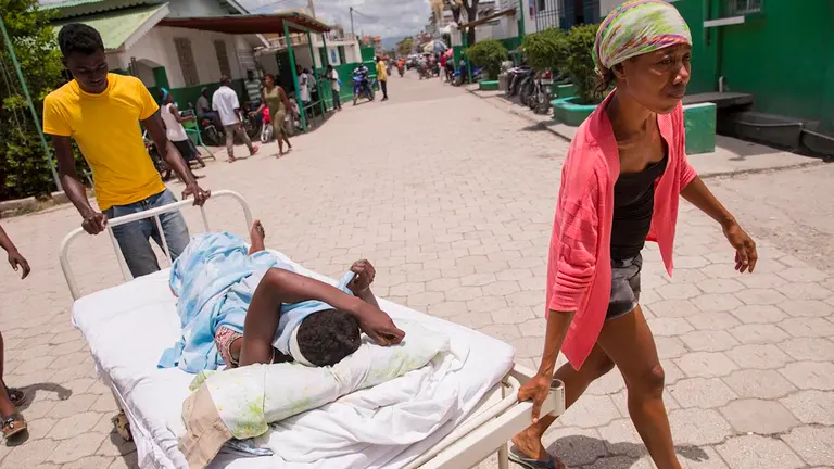 Una mujer es ingresada hoy, al hospital general de Les Cayes (Haití). A los casi 1.300 muertos conformados hasta ahora por el terremoto de magnitud 7.2 que sacudió el suroeste de Haití. EFE