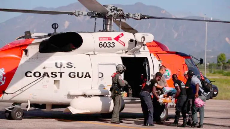 Heridos son trasladados a un helicóptero de rescate de Estados Unidos en el aeropuerto de Les Cayes (Haití). EFE