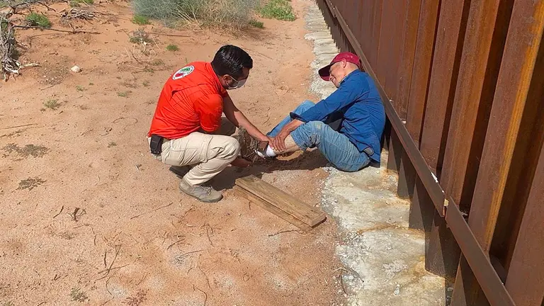 Fotografía cedida por el Instituto Nacional de Migración (INM) que muestra a un migrante lesionado al caer del muro fronterizo hoy, en la ciudad de Chihuahua (México). EFE
