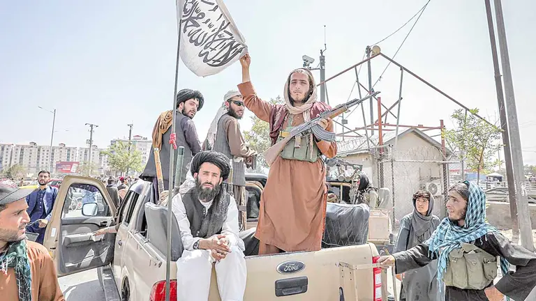 Rebeldes talibanes en una camioneta en Kabul, ayer. EFE