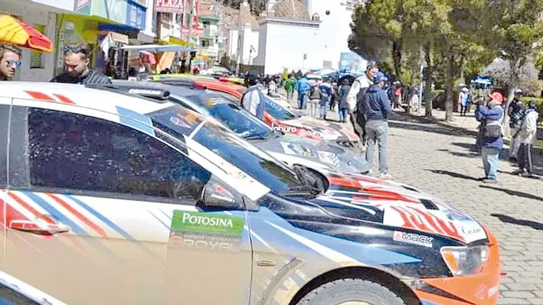 Los coches de carrera en la inspección técnica. FEBAD
