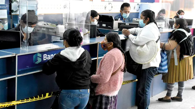 Personas cumplen con sus obligaciones tributarias en dependencias de la Municipalidad. DICO SOLÍS