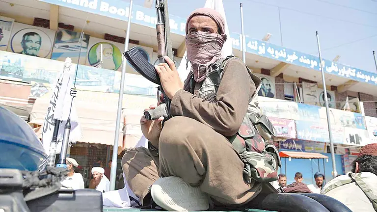 Los combatientes talibanes patrullan en Jalalabad, Afganistán. EFE