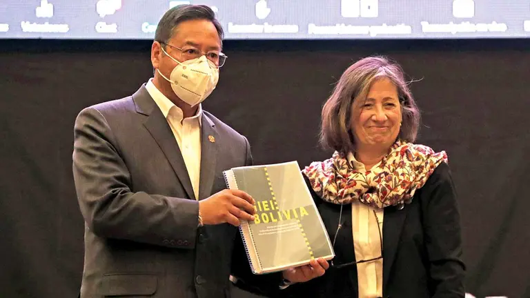 El presidente Luis Arce recibe el informe de manos de Patricia Tappatá, del GIEI Bolivia. APG