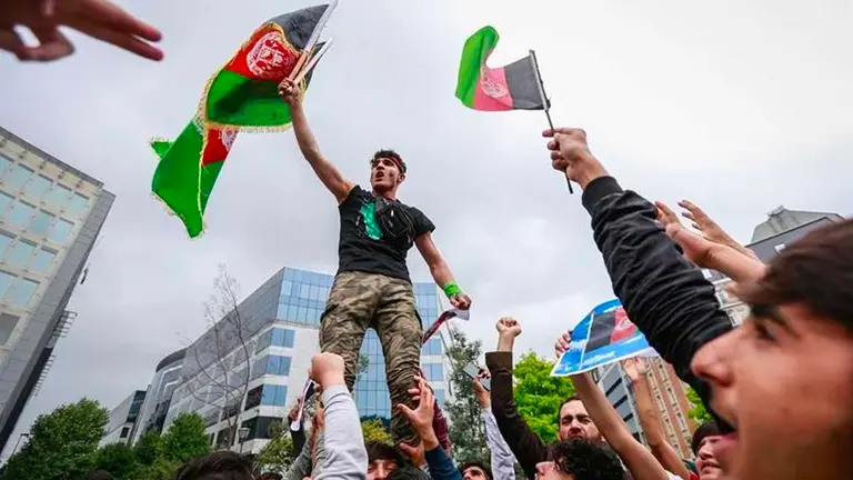 Los talibanes viven su primera revuelta civil por la bandera de Afganistán. EFE