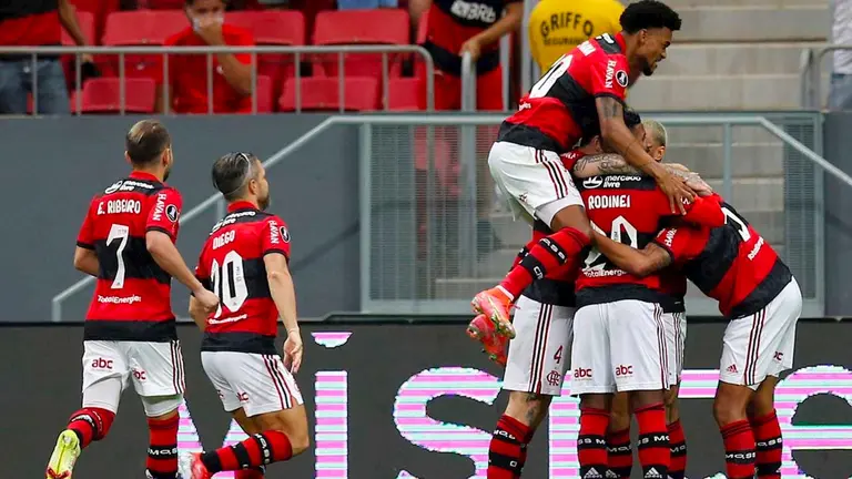 Jugadores de Flamengo celebran gol de Willian Arao hoy, en un partido de los cuartos de final de la Copa Libertadores entre Flamengo y Olimpia en el estadio Mané Garrincha en Brasilia (Brasil). EFE
