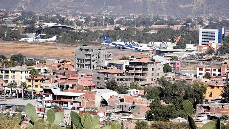 Una vista panorámica de la pista del aeropuerto Jorge Wilstermann de Cochabamba. DICO SOLÍS