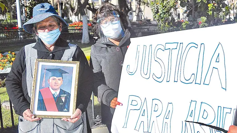 La mamá de Ariel, junto a familiares, pide justicia por el asesinato de su hijo. NOÉ PORTUGAL