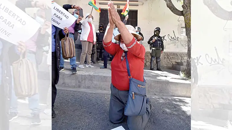 Una movilizada, en las afueras de la cárcel de Miraflores. APG