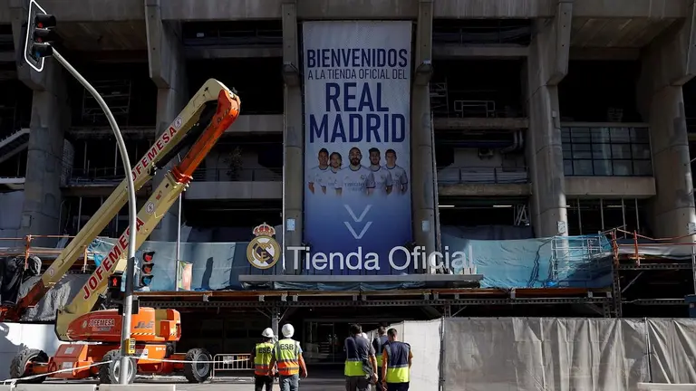 Una imagen de la tienda oficial del Real Madrid y los trabajos de remodelación en el estadio Santiago Bernabéu. EFE