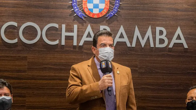 El alcalde Manfred Reyes Villa, durante una conferencia de prensa.
