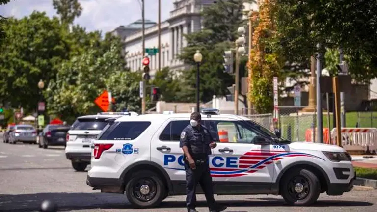 Agentes de policía acordonan el perímetro cerca a la Biblioteca del Congreso en Washington. EFE