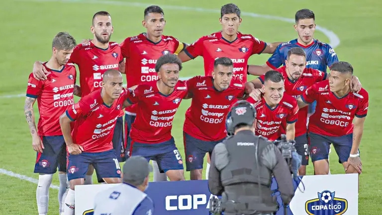 El plantel de jugadores de Wilstermann antes de un compromiso oficial del torneo Profesional. ARCHIVO