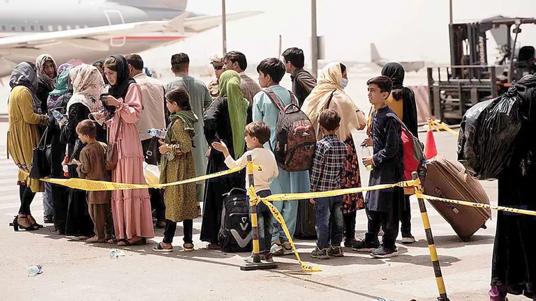 Civiles buscan entrar a un avión de evacuación en el aeropuerto de Kabul.  EFE