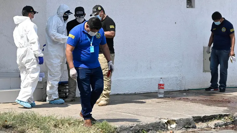 Investigadores procesan la escena del crimen en Santa Cruz. APG