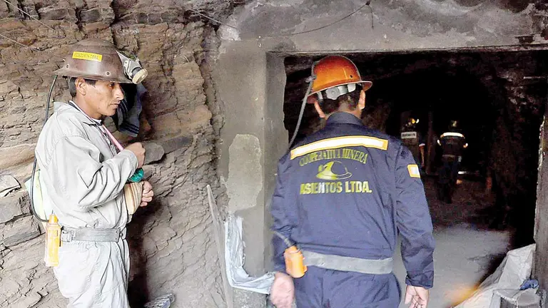 Trabajadores de la Cooperativa Minera de Asientos, en Cochabamba. ARCHIVO